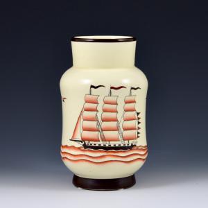 Vase mit Segelschiff